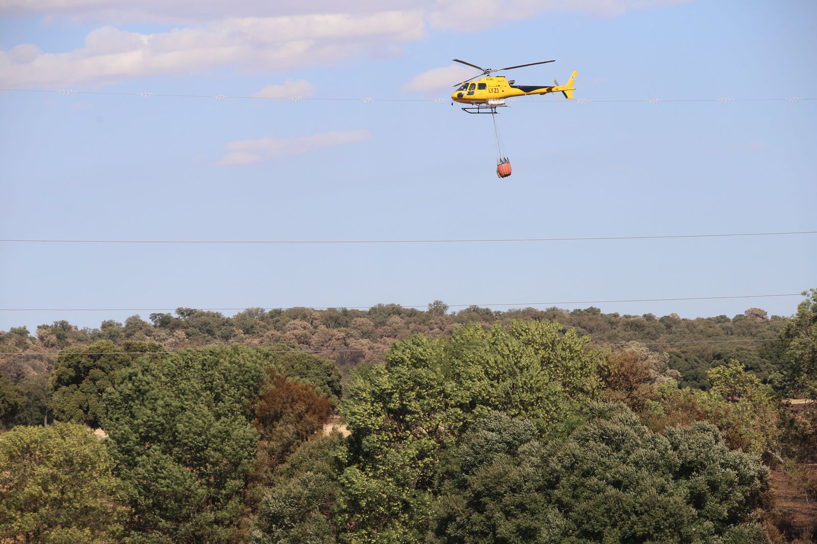 Un helicóptero trabajando en la extinción de un incendio. ICAL. Archivo