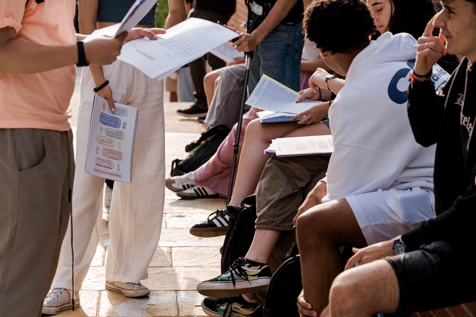 Alumnos repasan apuntes   Carlos Luján   Europa Press