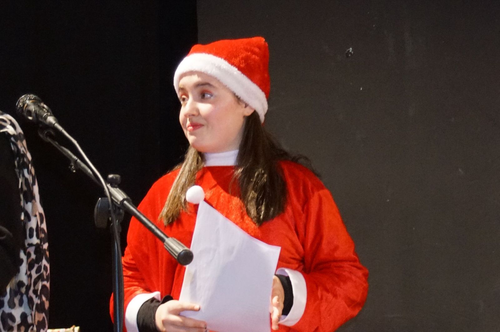 Papá Noel recorre las calles de Alba de Tormes y entrega regalos a los niños