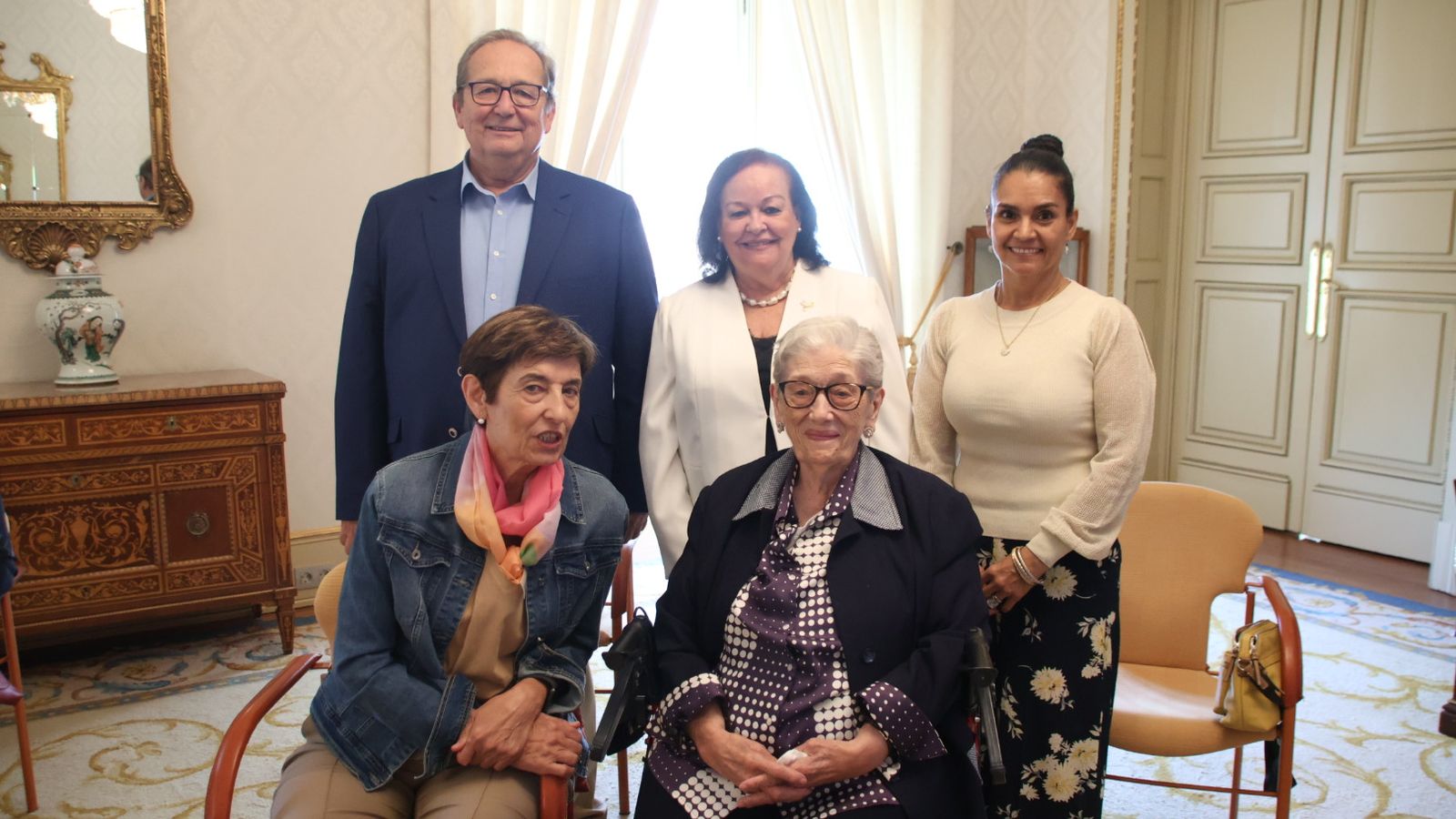 Familia de Teresa Hierro durante la entrega de placas por su centenario en el Ayuntamiento de Salamanca