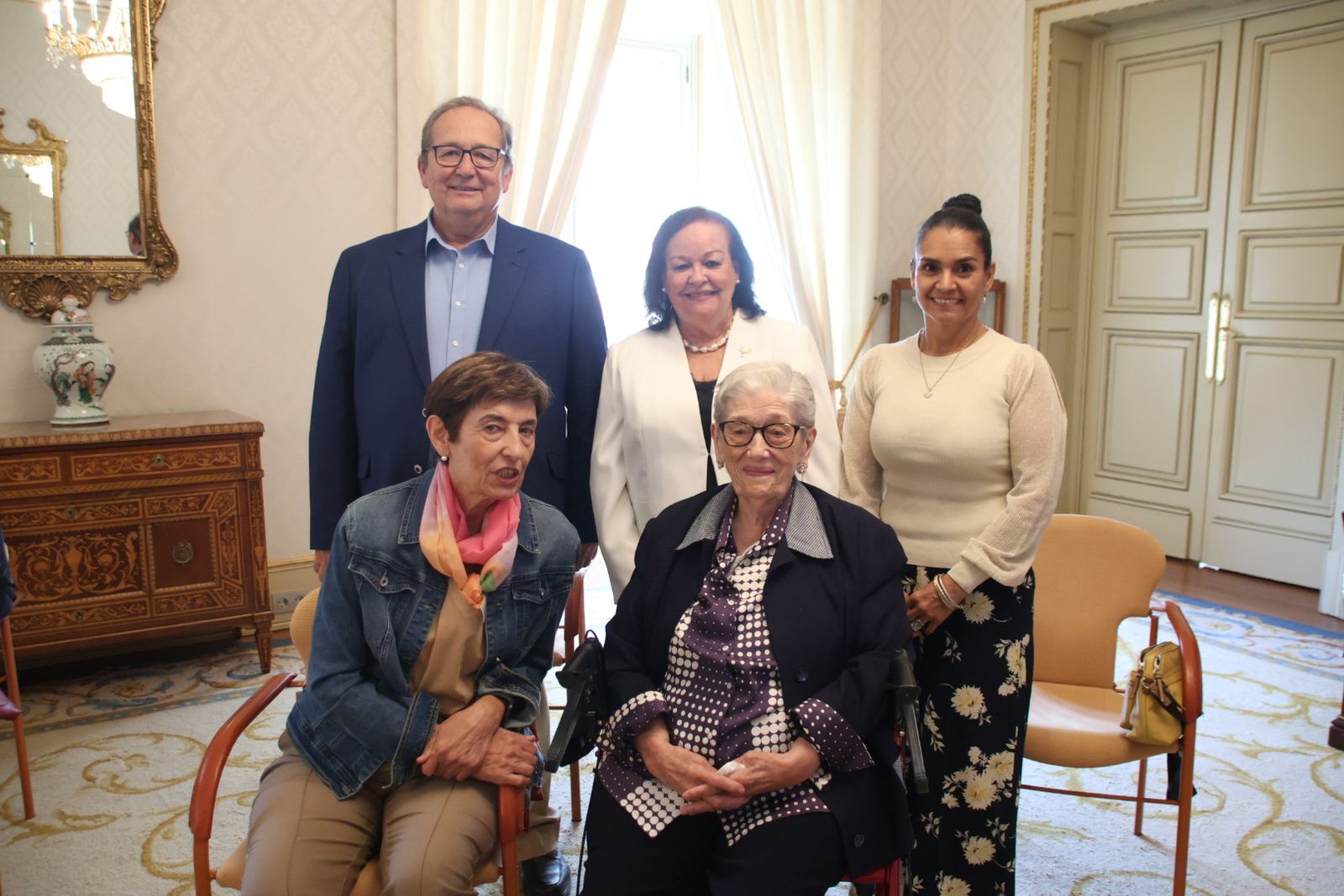 El alcalde de Salamanca, Carlos García Carbayo, preside el homenaje a personas centenarias de la ciudad