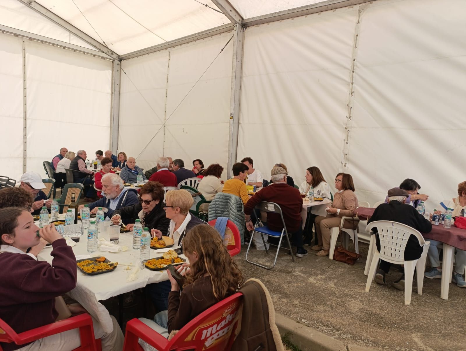 Cabrillas pone el broche a sus fiestas con una gran comida popular