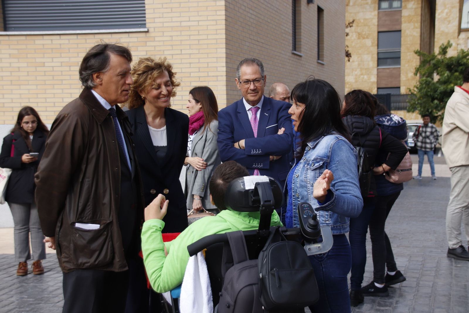 Carlos García Carbayo, y la directora general de Vivienda, María Pardo, entregan las llaves a los inquilinos de las viviendas protegidas de alquiler de Ciudad Jardín