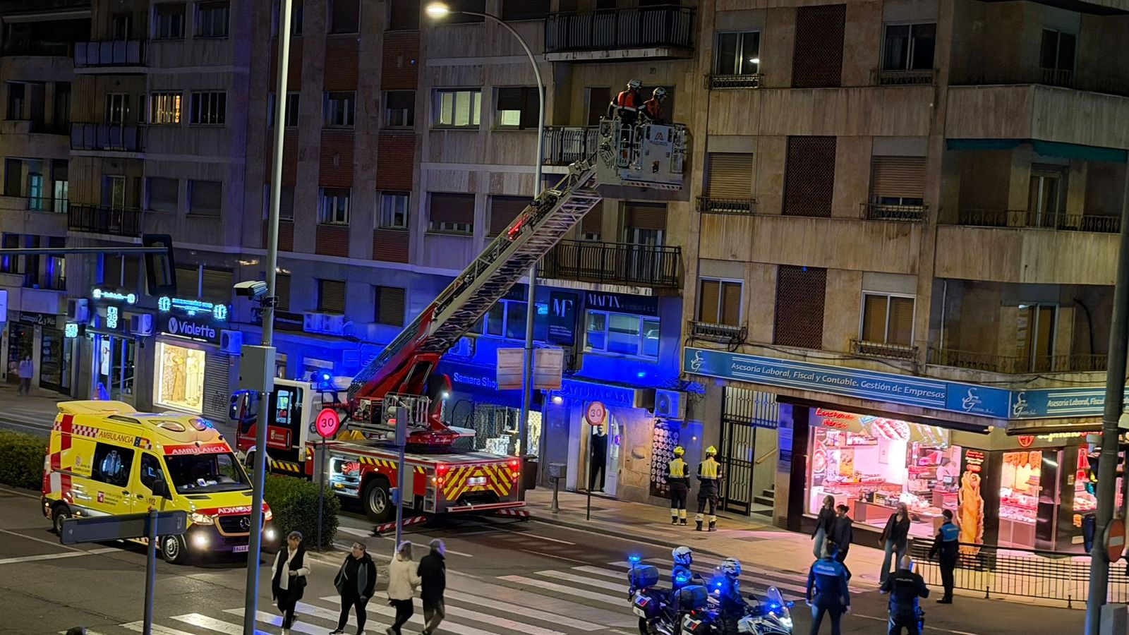 Bomberos de Salamanca, Policía Local, Policía Nacional y una ambulancia en el paseo de Carmelitas
