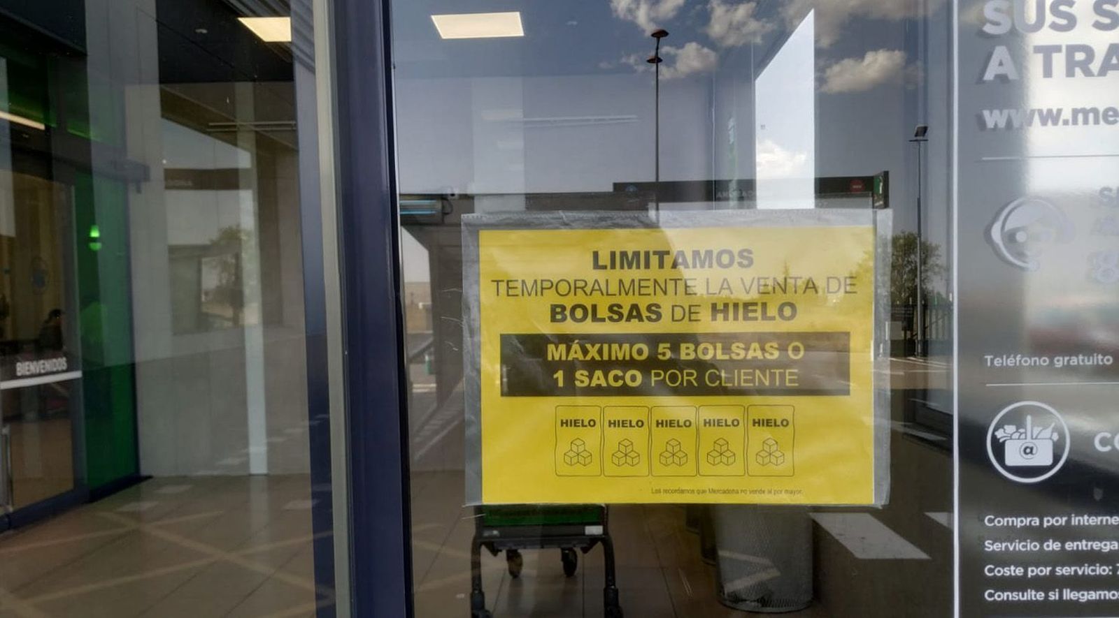 Cartel de racionamiento del hielo en un supermercado de Zamora