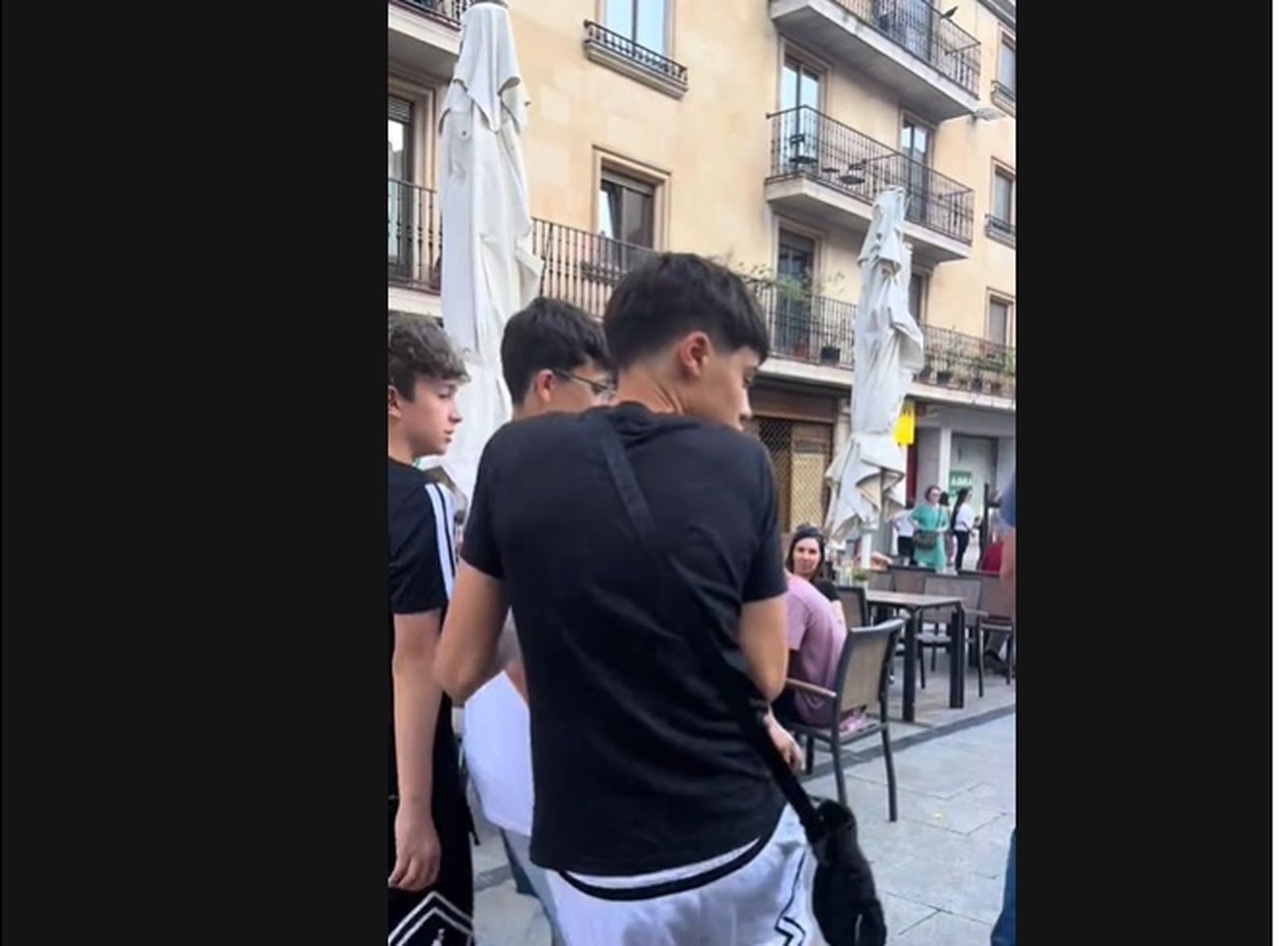 Captura del vídeo de una joven vestida de arbusto asustando gente en Salamanca Captura del vídeo de una joven vestida de arbusto asustando gente en Salamanca