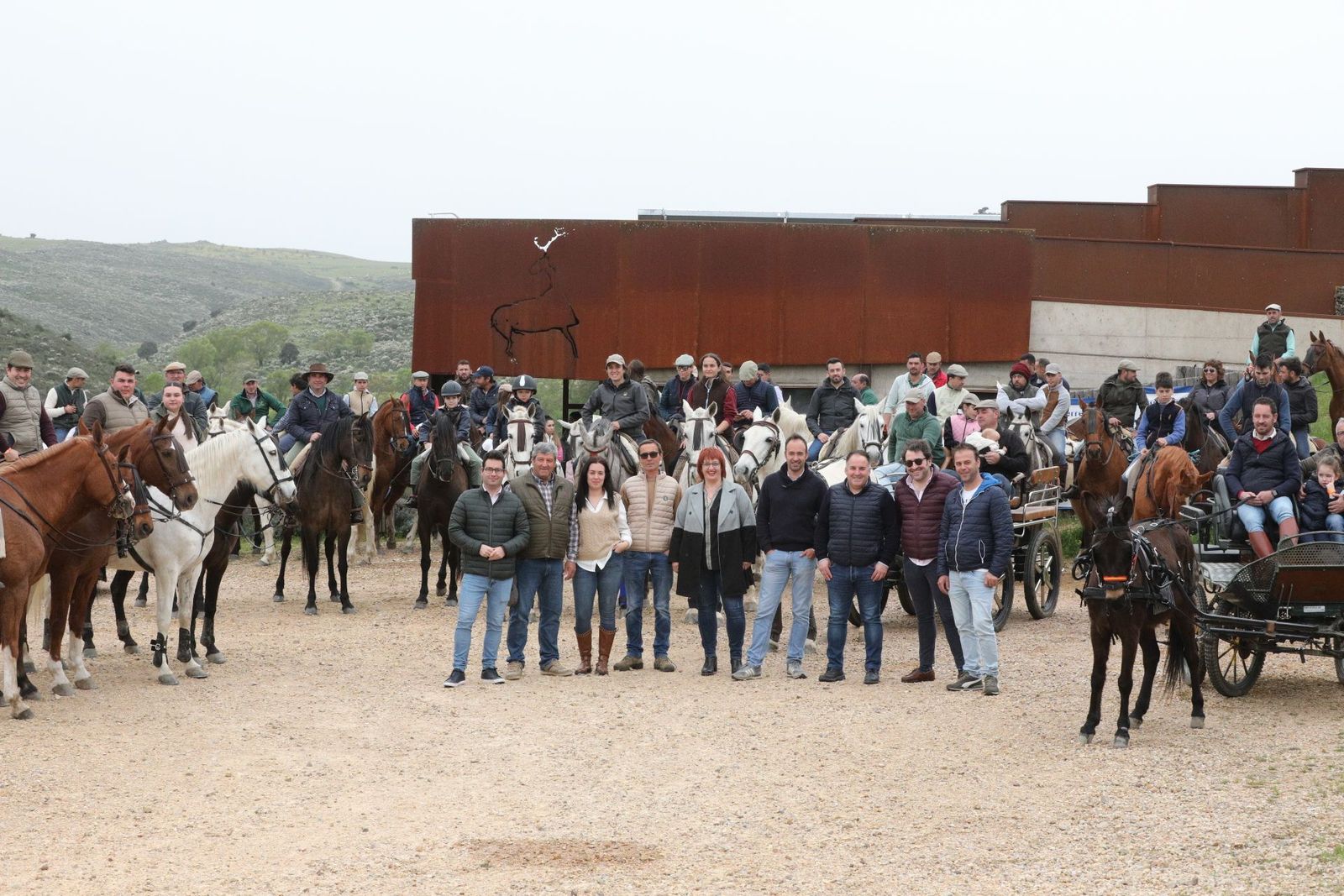 galeria-medio-centenar-de-jinetes-participan-en-la-i-ruta-a-caballo-de-siega-verde-fotos-siega-verde-1