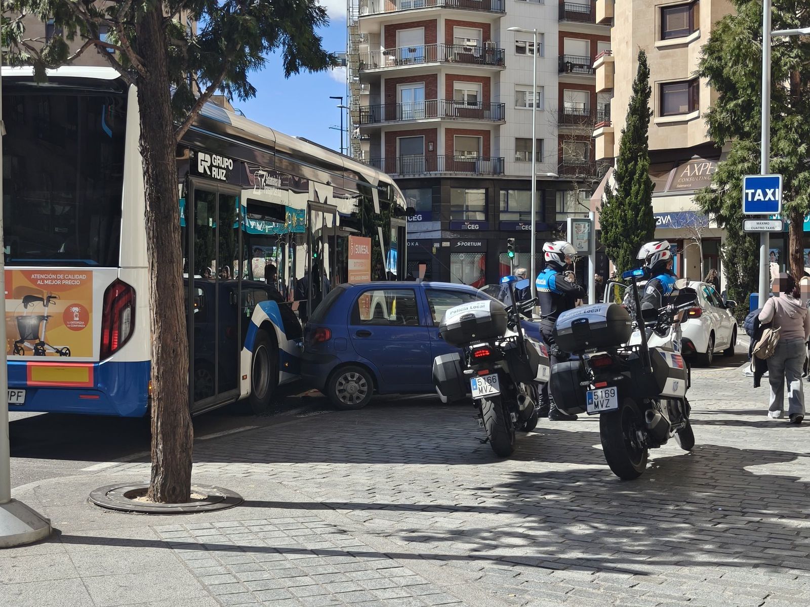 Un coche golpea a un autobús urbano después de haber colisionado con otro vehículo en la Puerta de Zamora