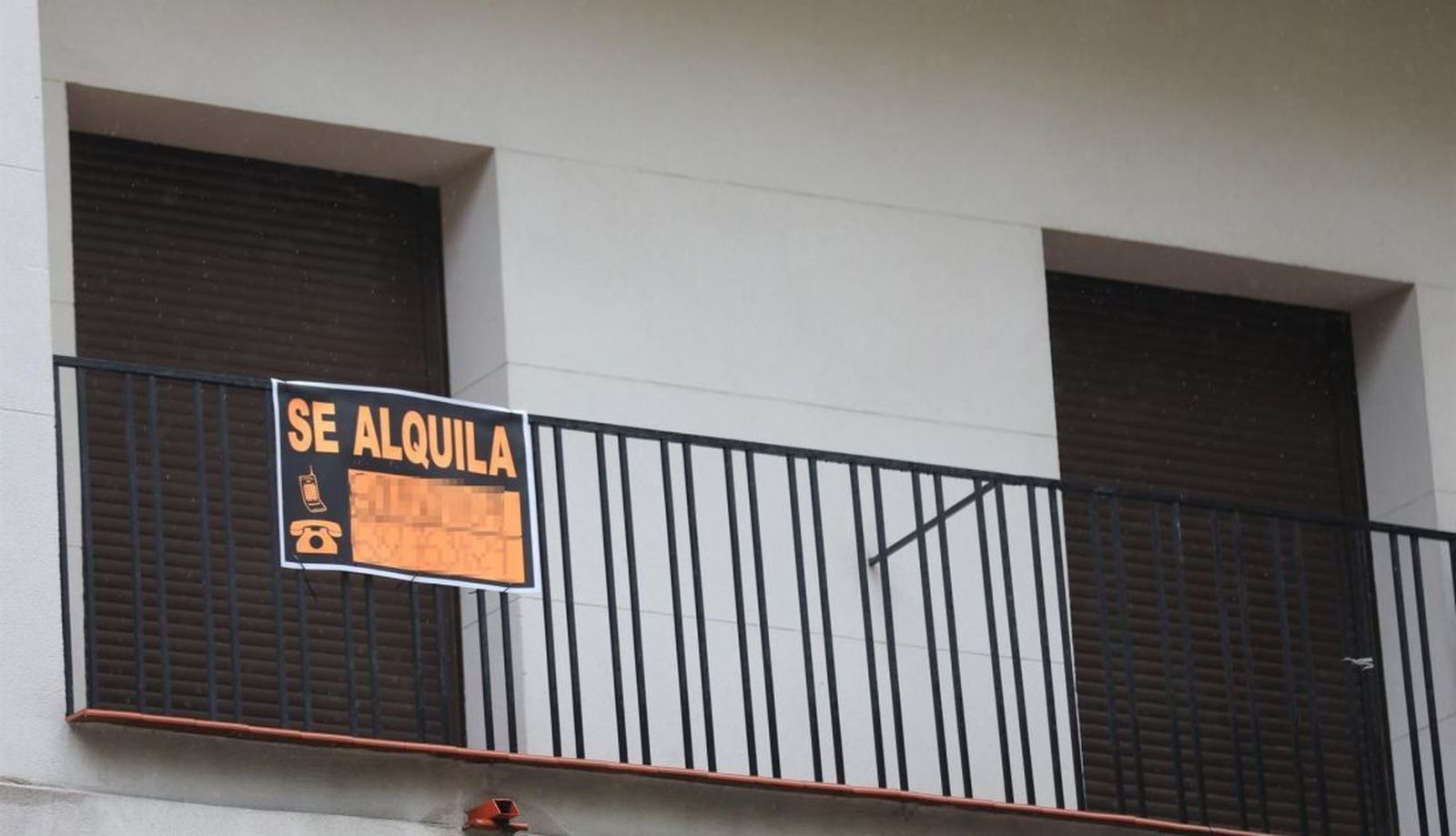 Cartel en una terraza que anuncia el alquiler de una casa. Archivo.