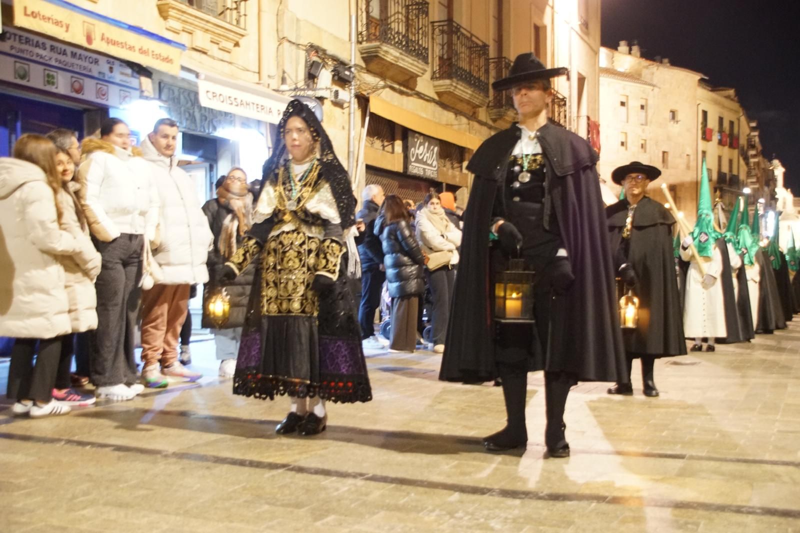 Las imágenes de la emotiva procesión de la Dominicana sin el Cristo de la Buena Muerte
