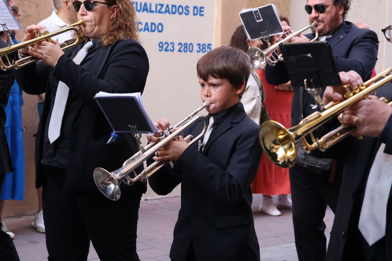 La Exaltación de la Cruz procesiona por las calles de Zamora rumbo a la carpa de San Bernabé