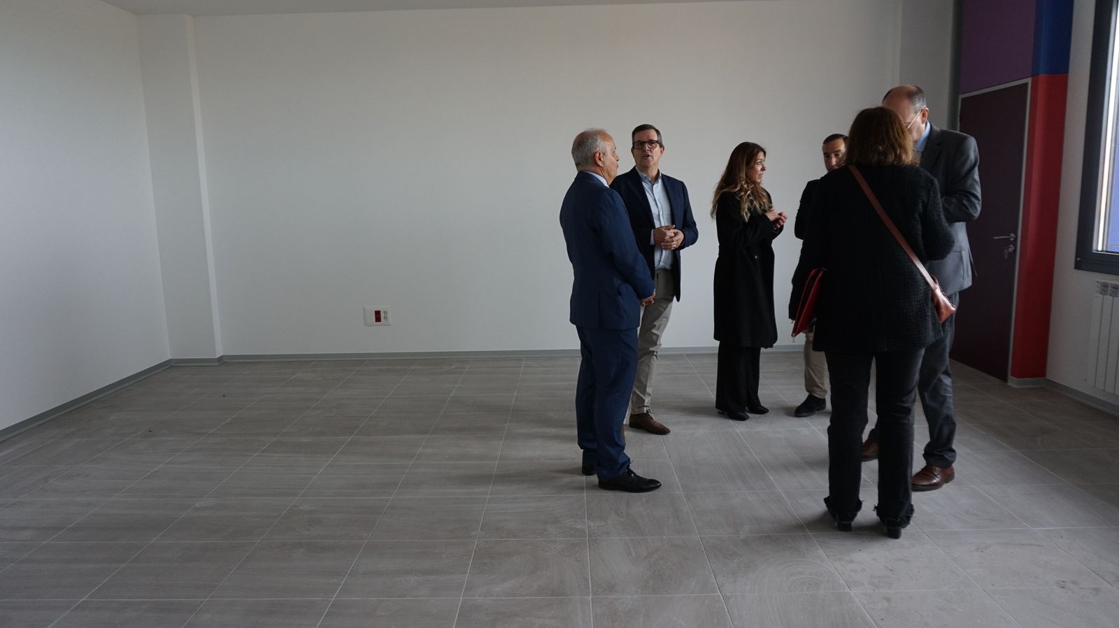 el-director-general-de-centros-e-infraestructuras-jose-migel-saez-visita-la-ultima-fase-al-ceip-maria-moliner-de-castellanos-de-moriscos-45
