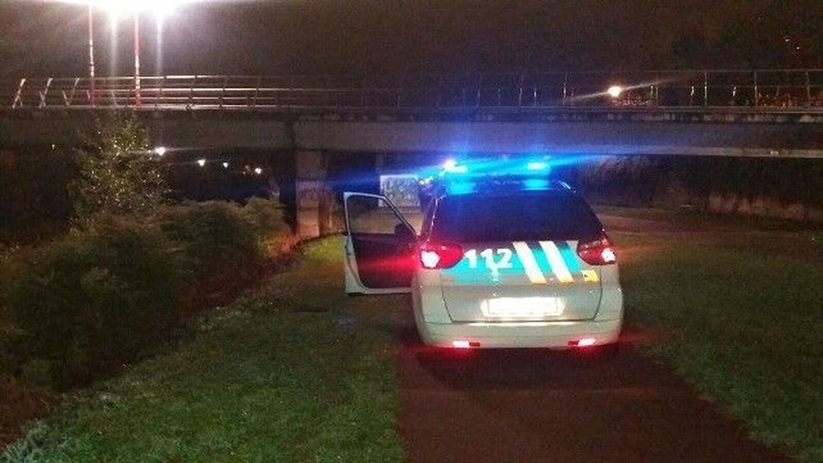 Rescatan de madrugada a un hombre que cayó al río Bernesga desde la pasarela de la estación