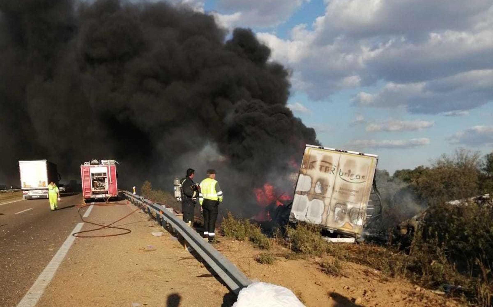 incendio-en-un-camion-tras-colisionar-con-una-furgoneta-1