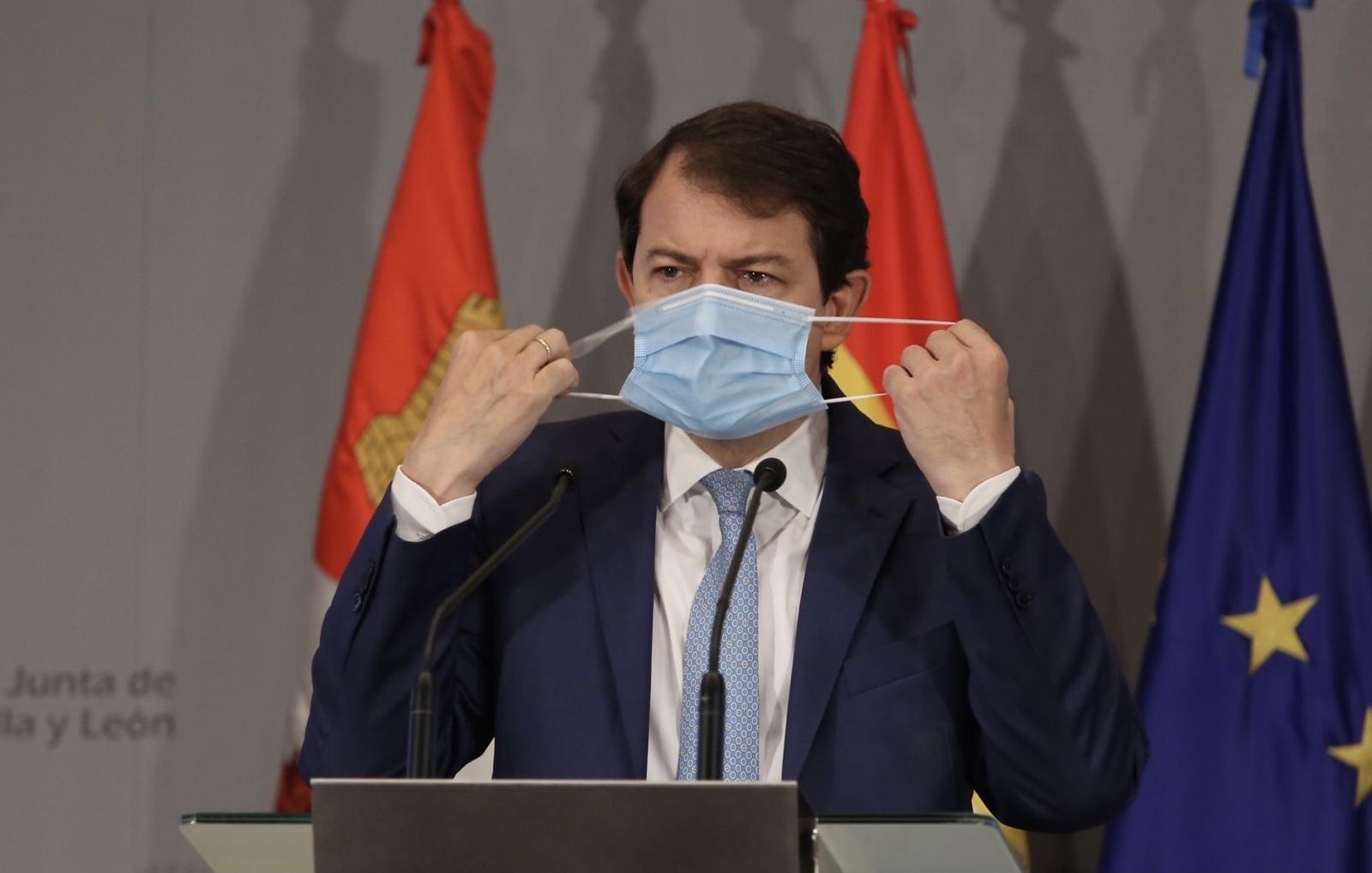 El presidente de la Junta se quita la mascarilla antes de su comparecencia