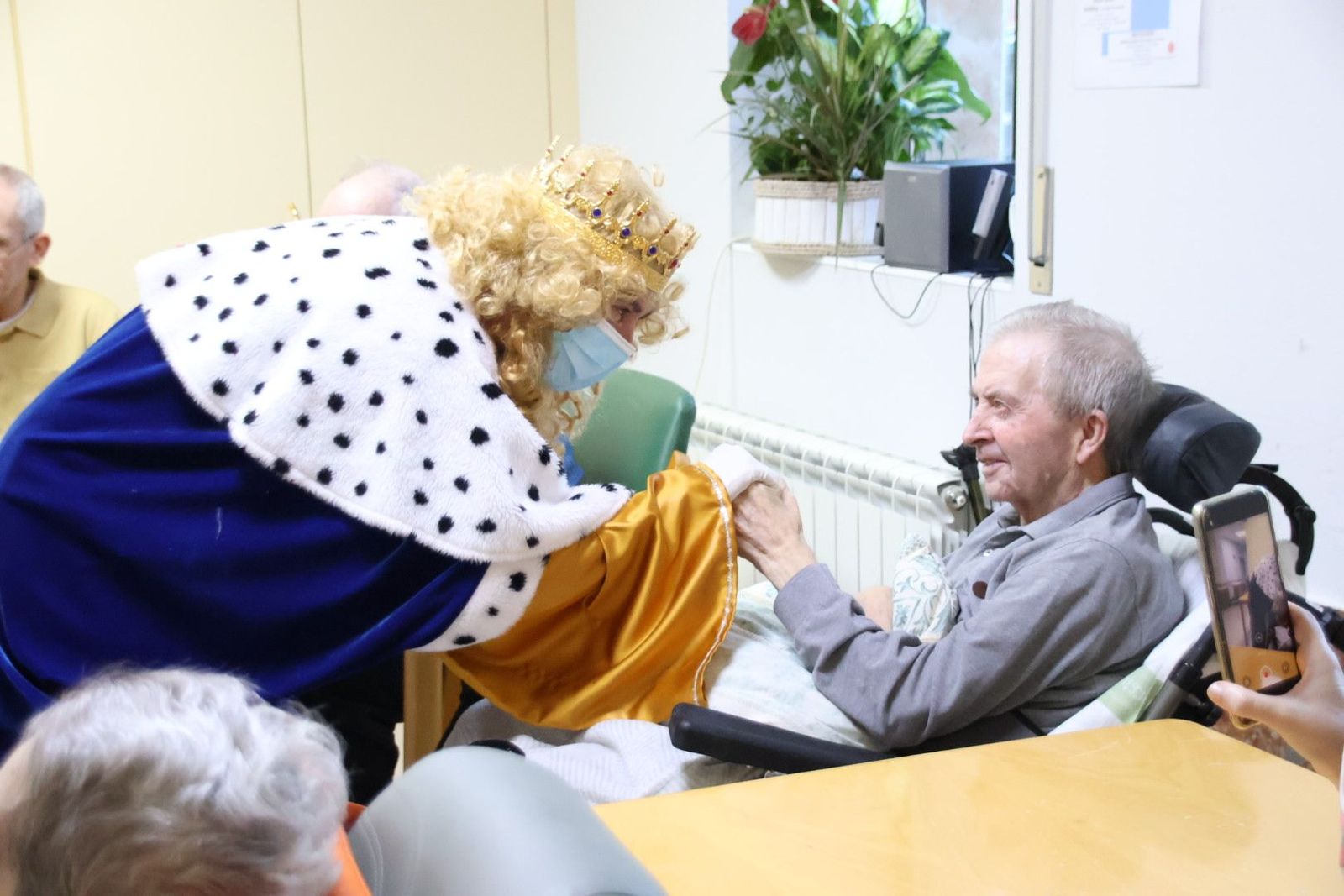 Cabalgata de Reyes con reparto de regalos a los residentes de la Residencia Asistida Diputación