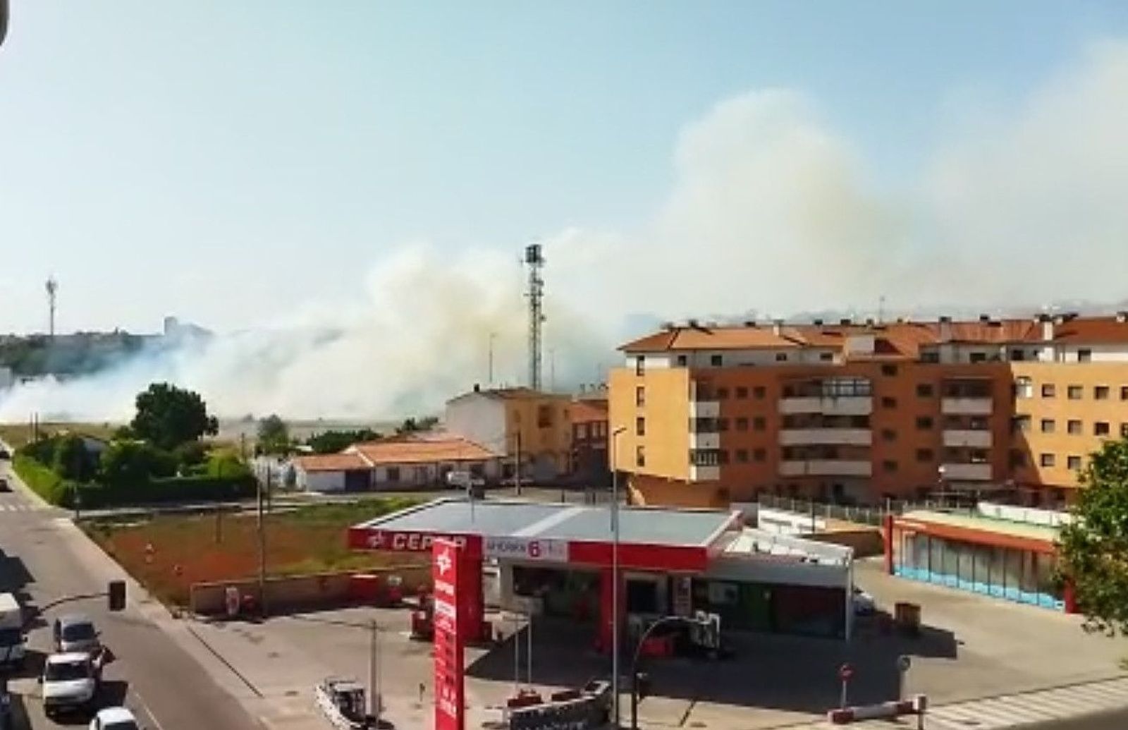 VÍDEO | La gran columna de humo originada por un incendio en Pinilla genera alarma en la capital