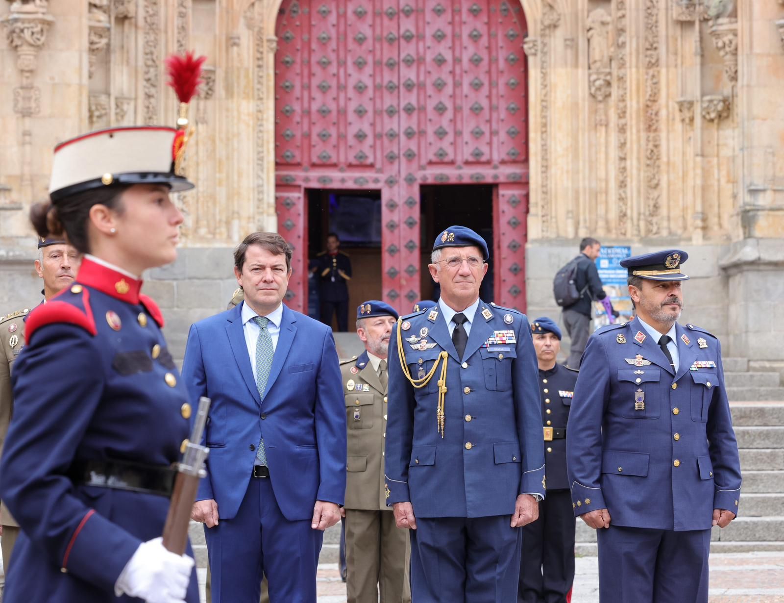 Alfonso Fernández Mañueco en la ofrenda floral de la Guardia Real