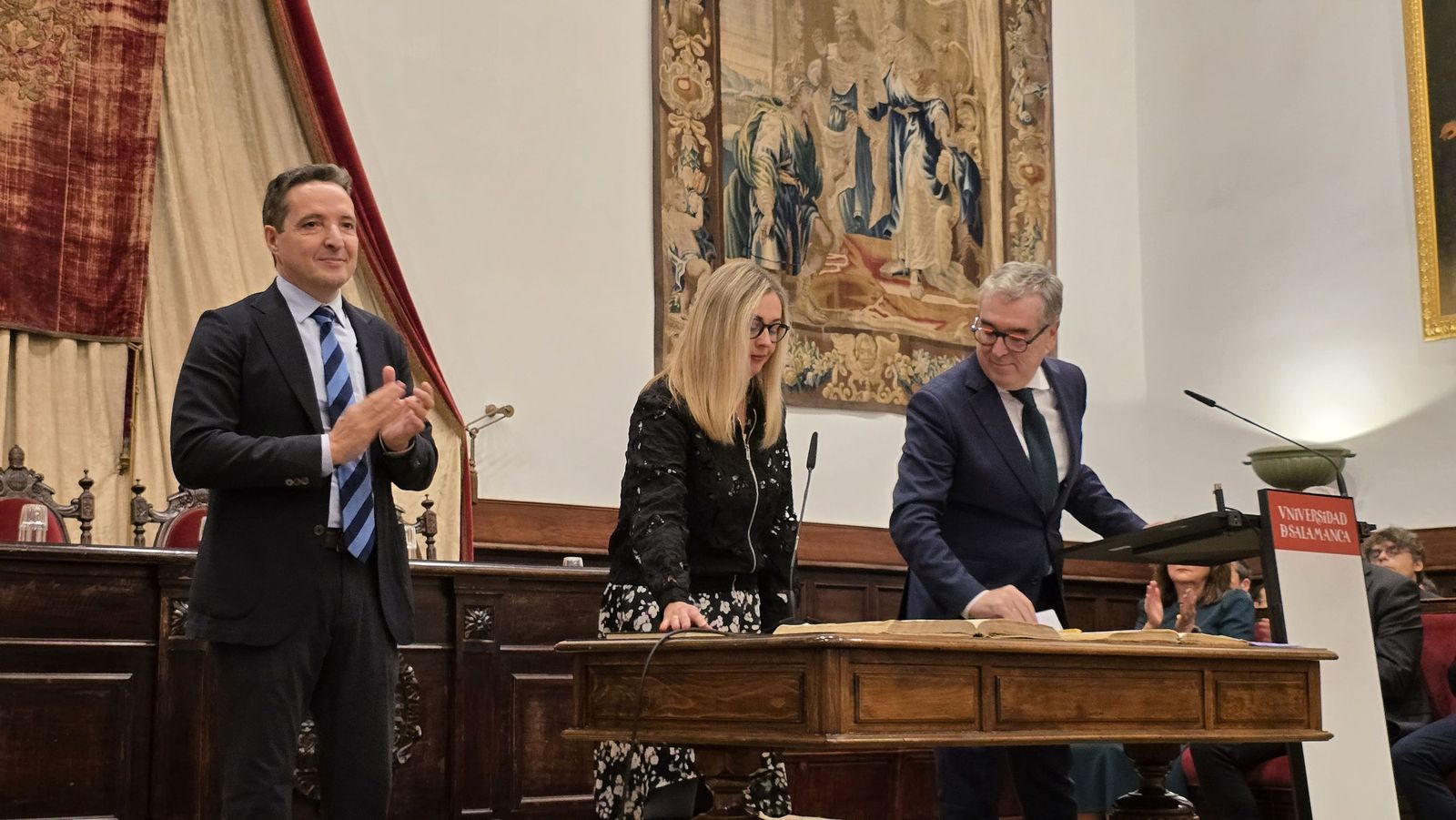 El rector de la Universidad de Salamanca preside el acto de toma de posesión de nuevos cargos académicos y del personal docente e investigador