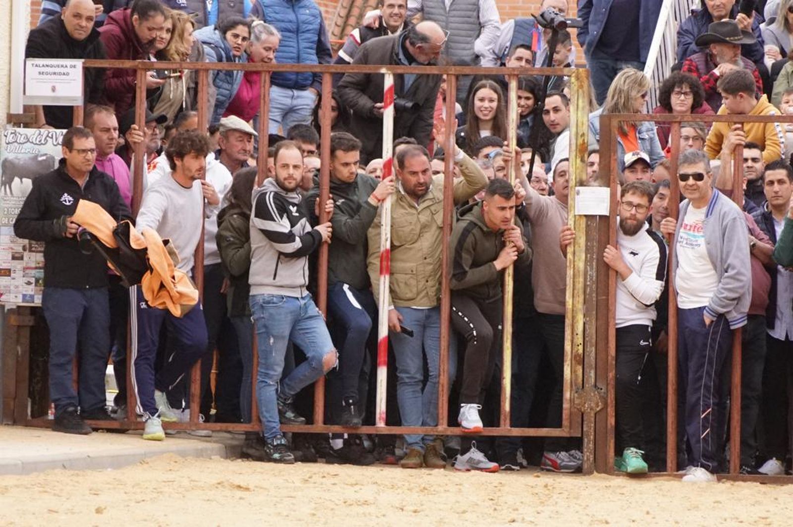 ambiente-y-participacion-durante-el-toro-del-voto-en-villoria-suelta-de-dos-toros-del-cajon-foto-juanes-10