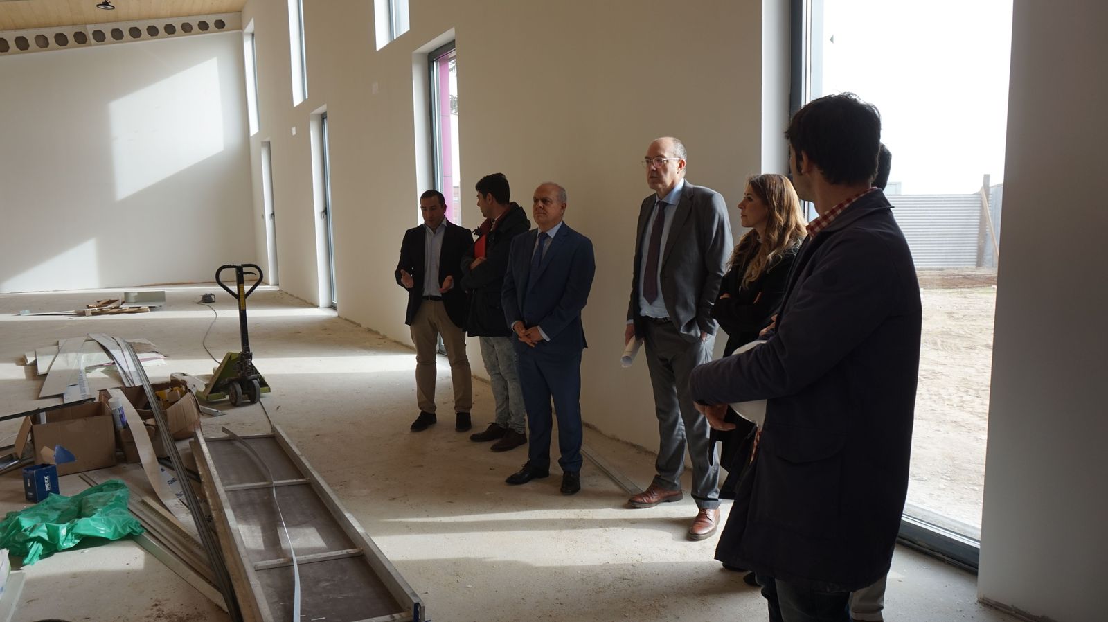 el-director-general-de-centros-e-infraestructuras-jose-migel-saez-visita-la-ultima-fase-al-ceip-maria-moliner-de-castellanos-de-moriscos-38