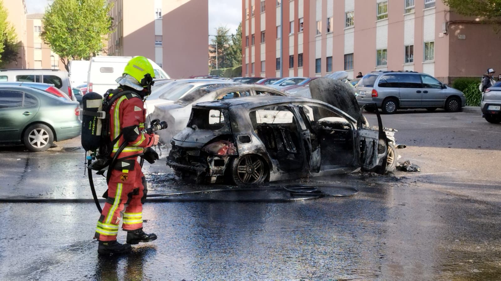 Arden dos coches en el barrio de San José
