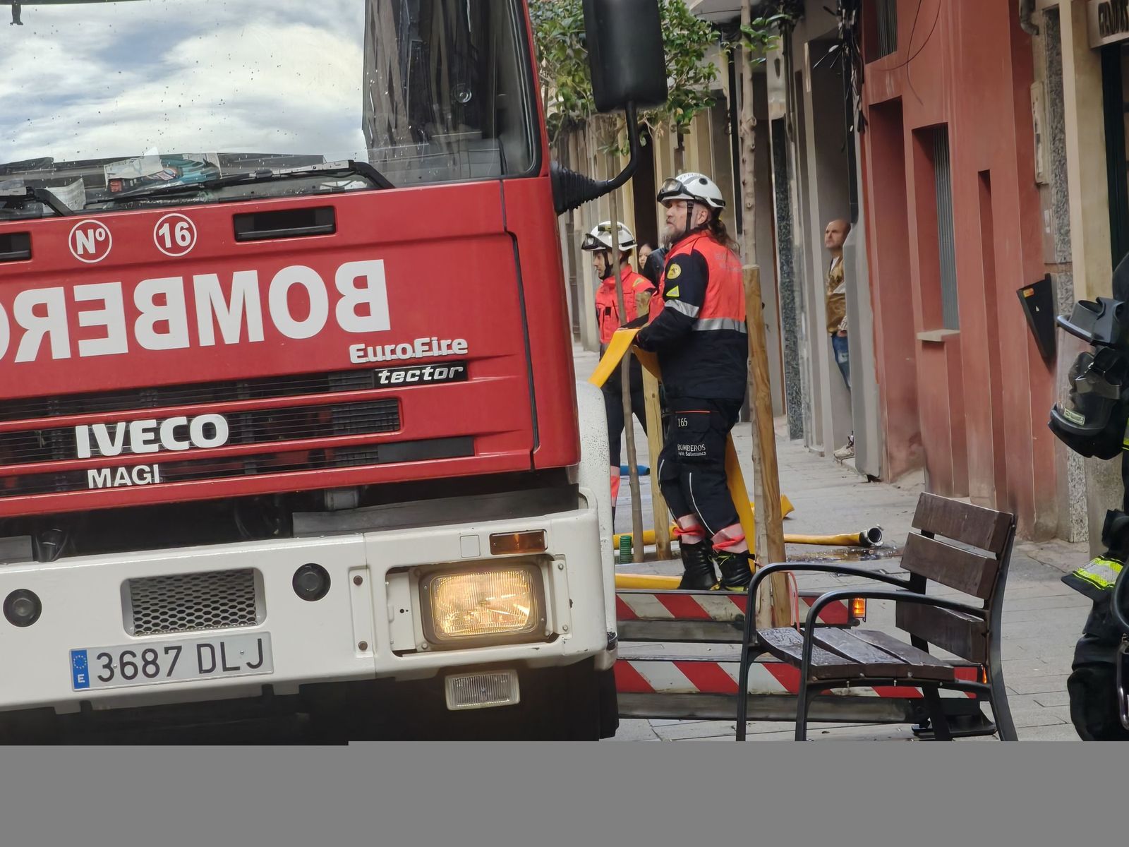 Los bomberos sofocan un incendio en una vivienda de la calle Vasco de Gama