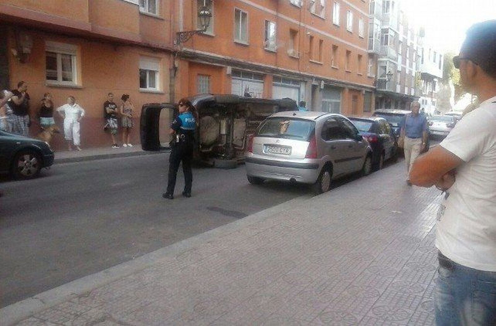 Vuelca un vehículo en la calle Benedictinas de San José