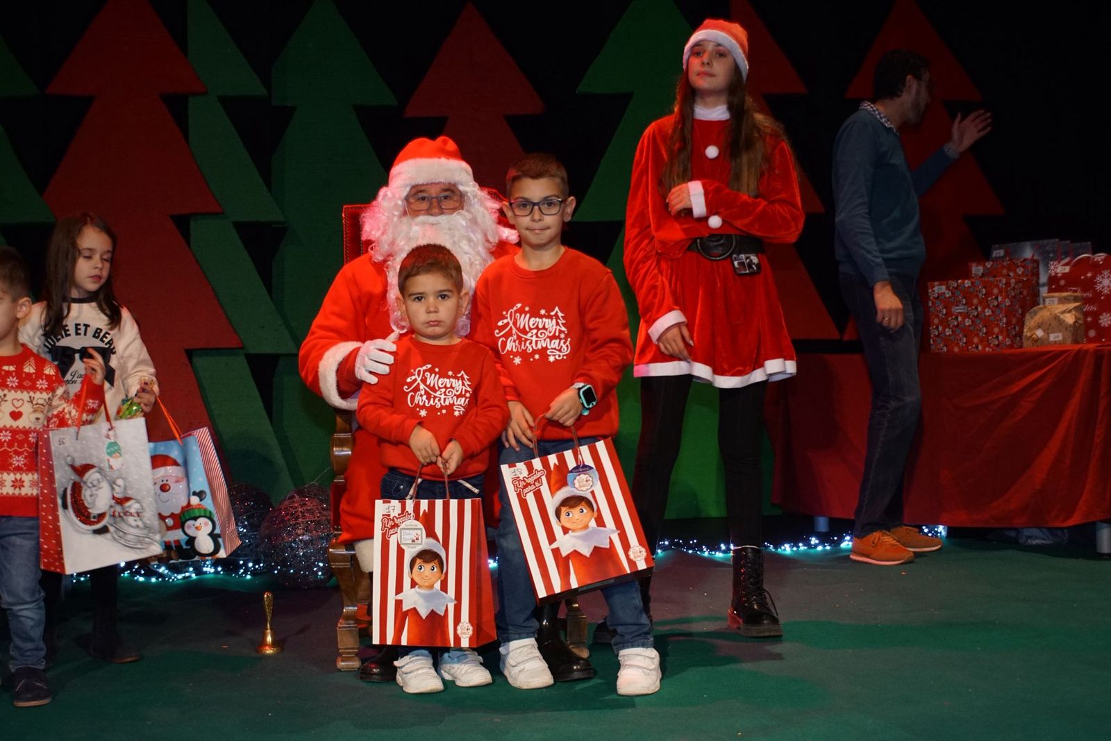 Papá Noel recorre las calles de Alba de Tormes y entrega regalos a los niños