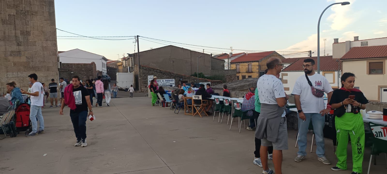 Los vecinos de Pereña de la Ribera se van de cena popular
