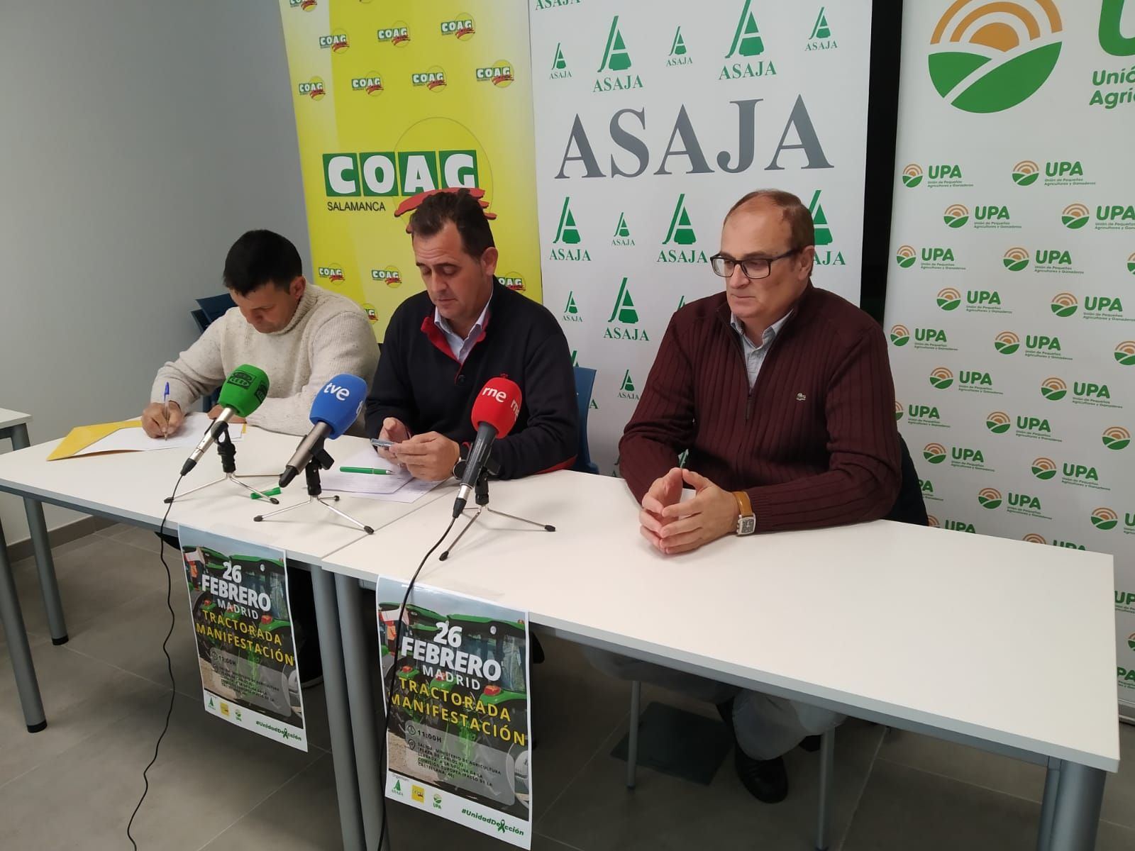 Fernando Corrionero, Juan Luis Delgado y Carlos Sánchez informan de las protestas de agricultores en Madrid