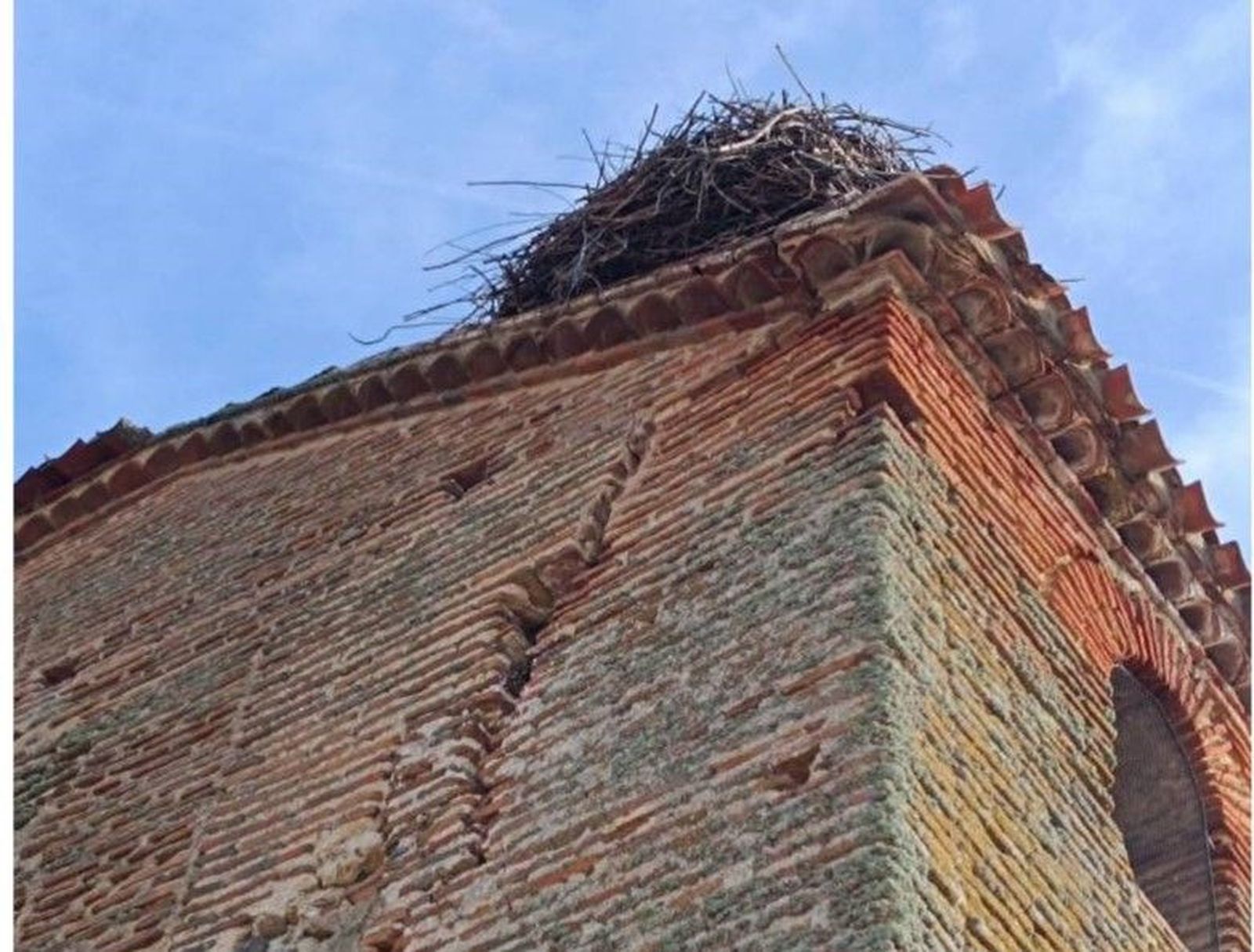 Grietas en la torre de la iglesia de Villoria
