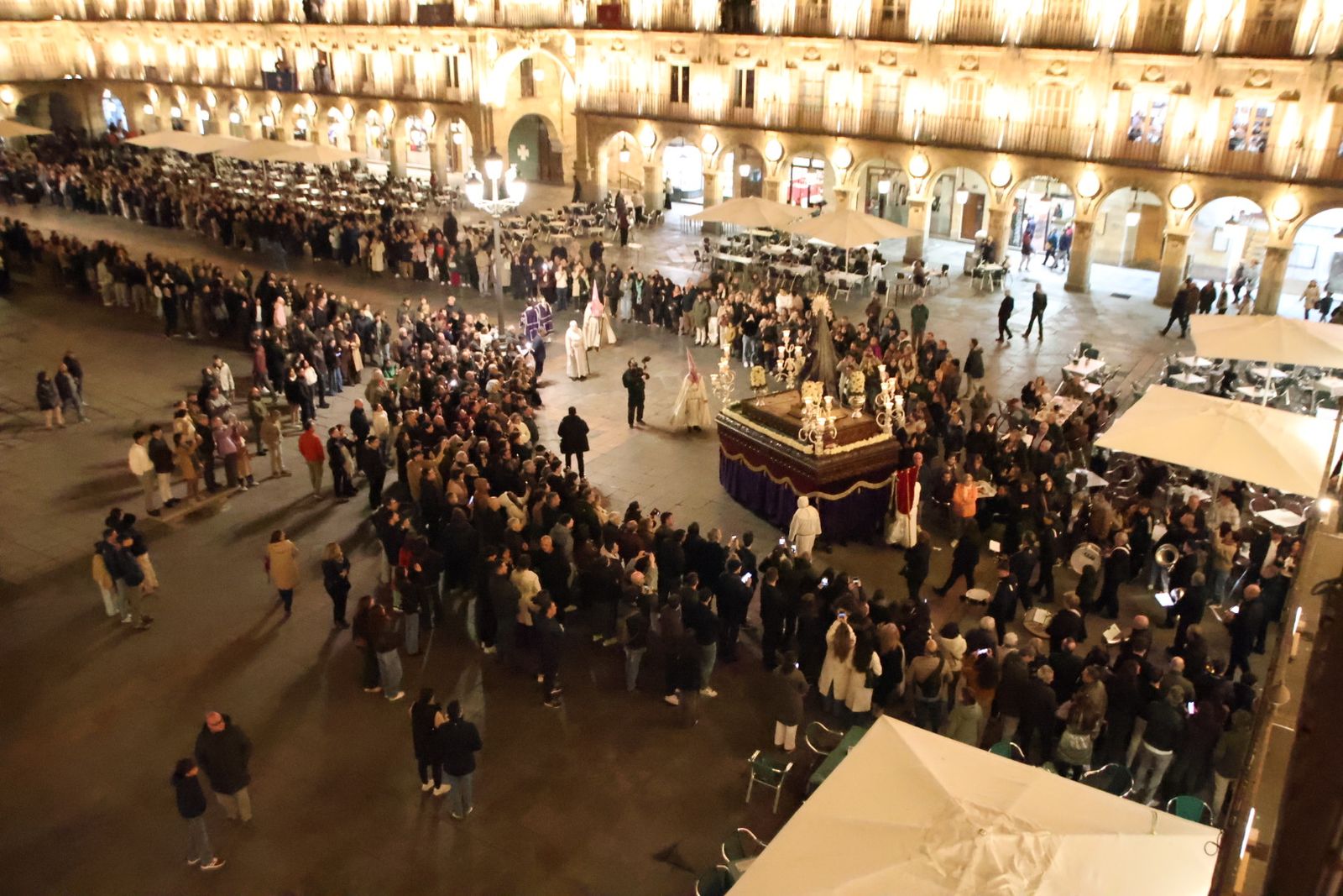 Emotivo desfile por el centenario de Seráfica Hermandad de Nazarenos con gran presencia de niños