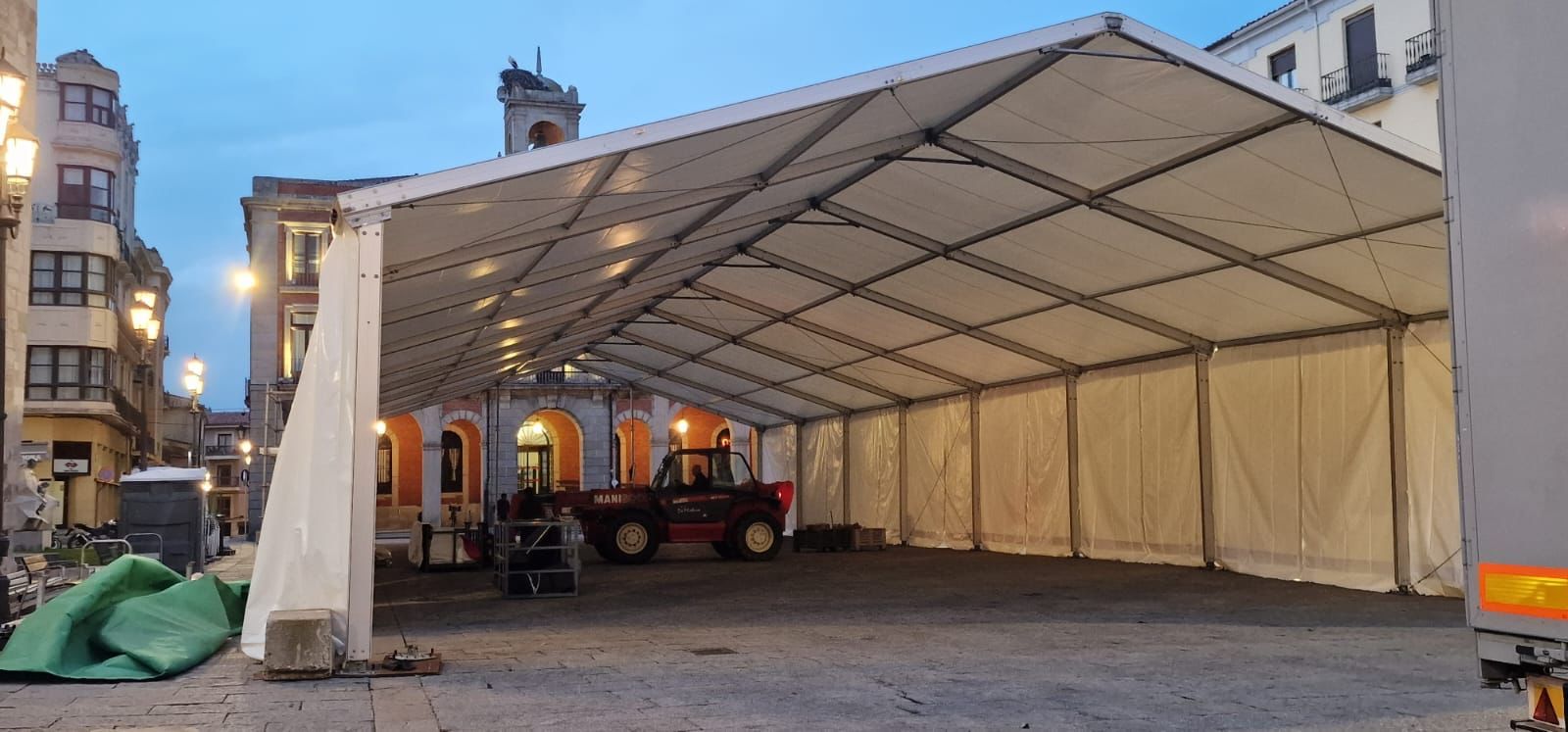 Montaje de la carpa en la Plaza Mayor este miércoles