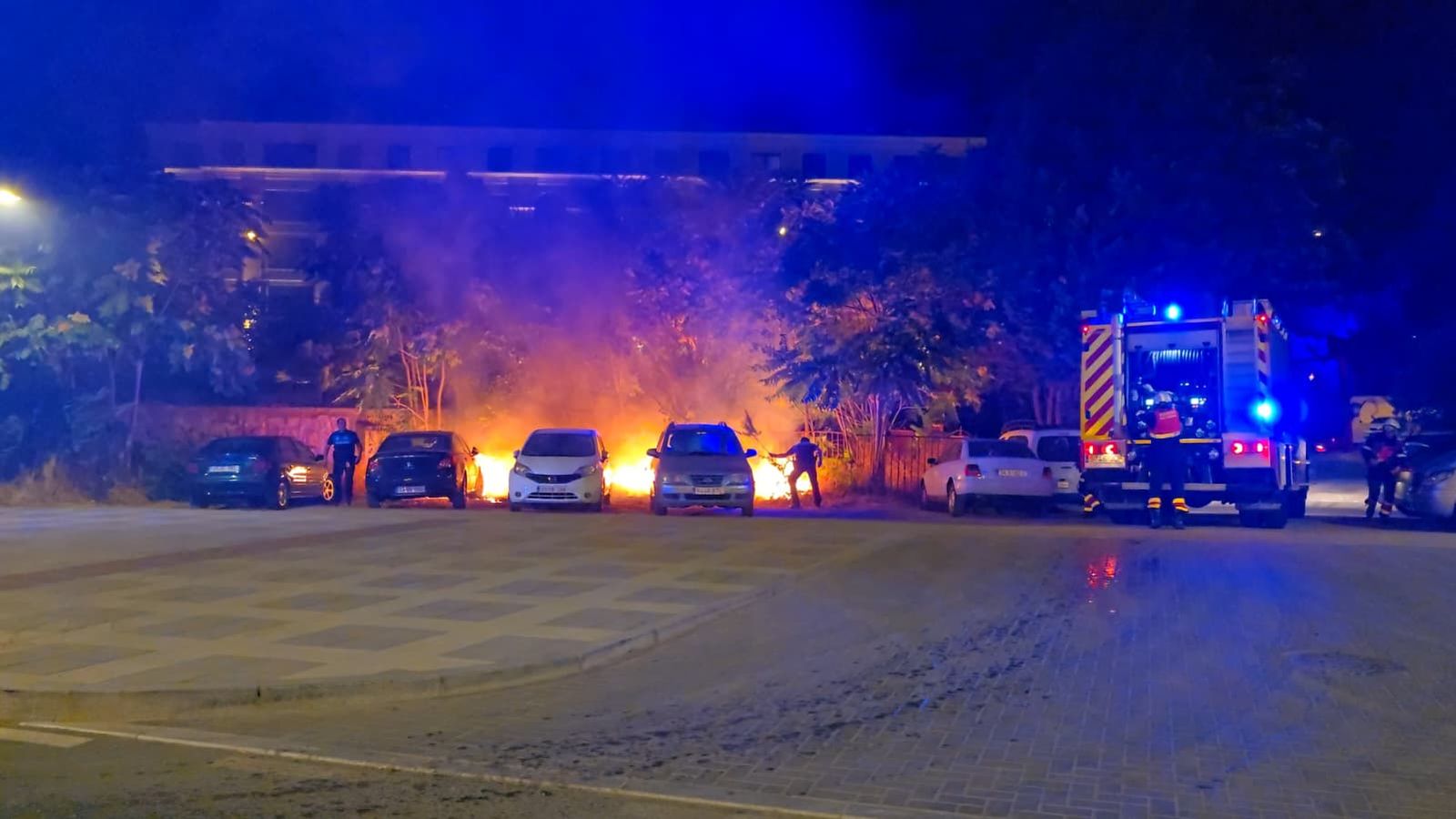 Varios coches afectados por un incendio junto a la plaza de toros de Salamanca