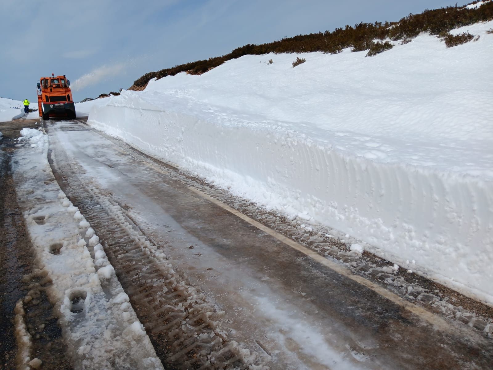 Reabierta al tráfico la carretera de acceso al Alto de Vizcodillo tras retirar la capa de nieve