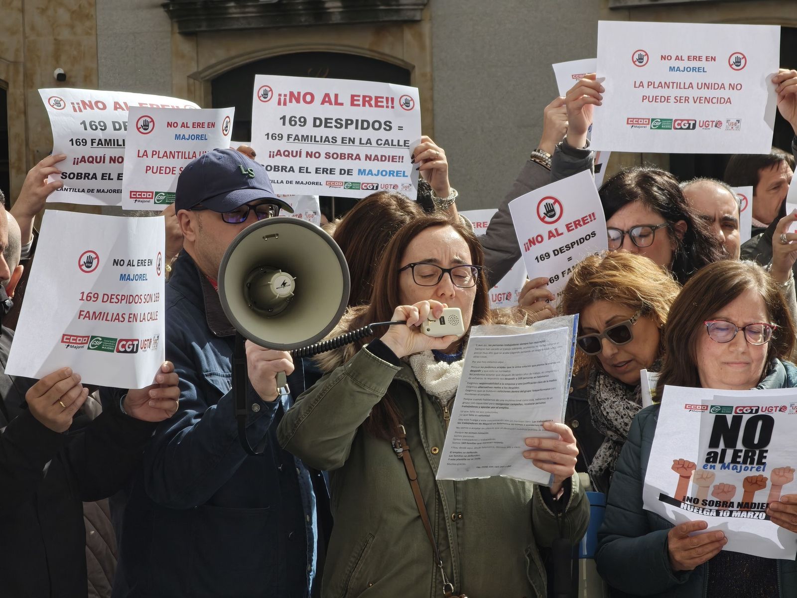 Posibles trabajadores afectados por el ERE de Majorel se manifiestan en Salamanca