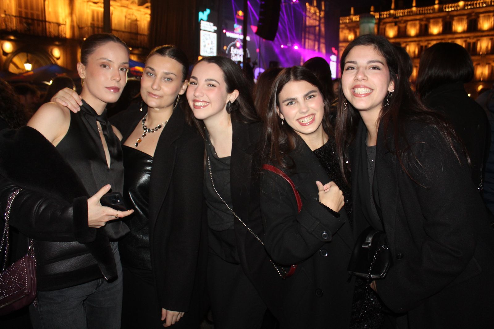 Miles de personas disfrutan de las campanadas y la fiesta del Fin de Año Universitario