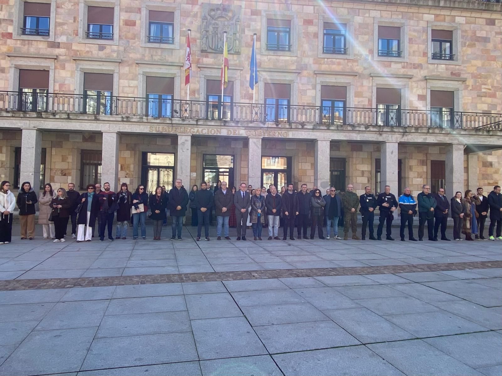 Los representantes de diversas instituciones acudieron al minuto de silencio este jueves