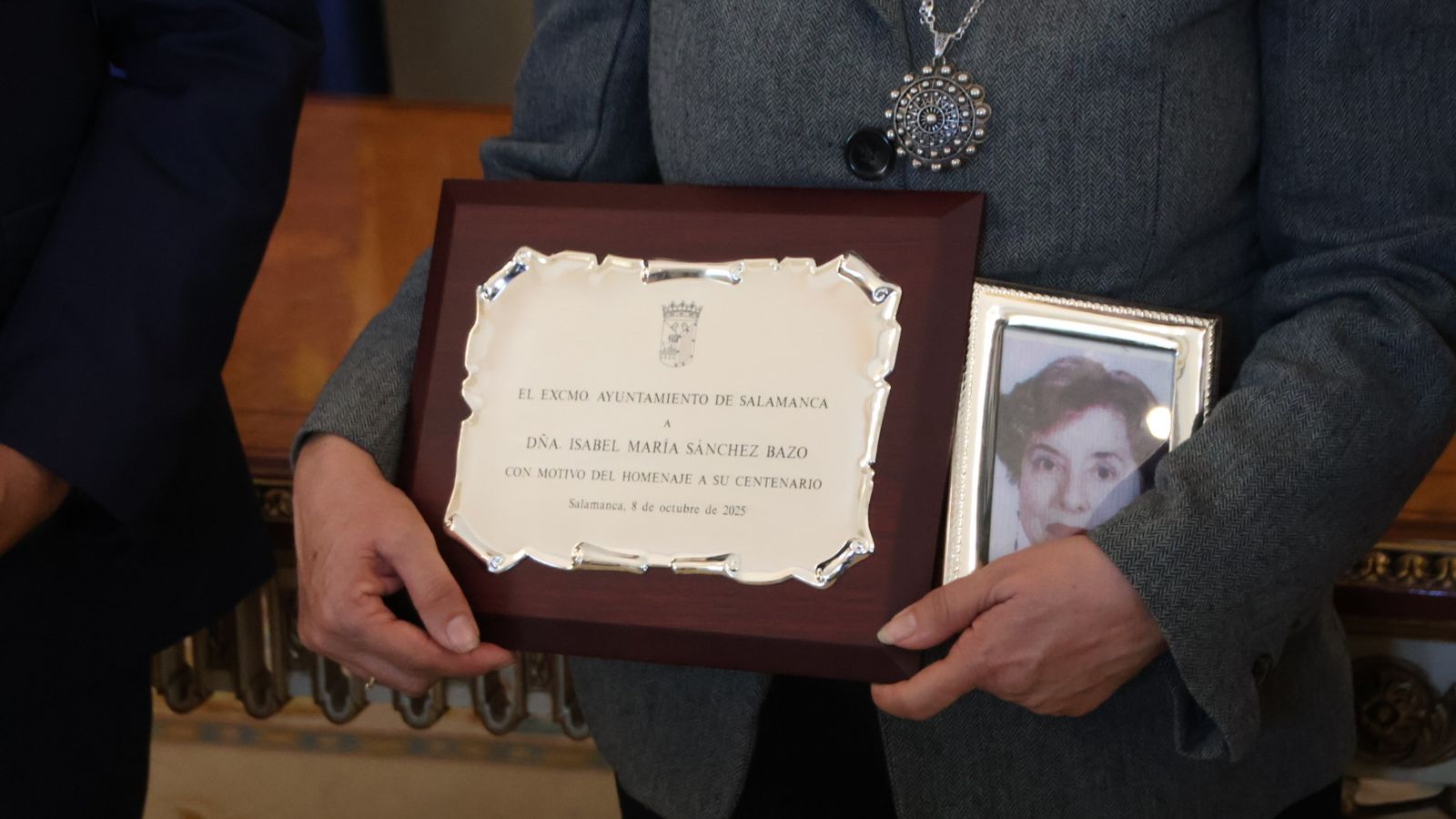 La concejala Elvira Sánchez recogiendo la placa por el centenario de su tía Isabel María Sánchez 