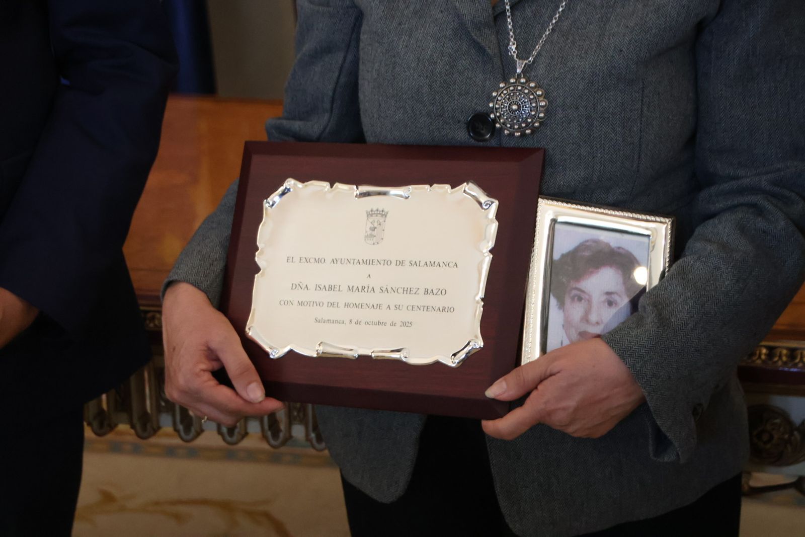 El alcalde de Salamanca, Carlos García Carbayo, preside el homenaje a personas centenarias de la ciudad