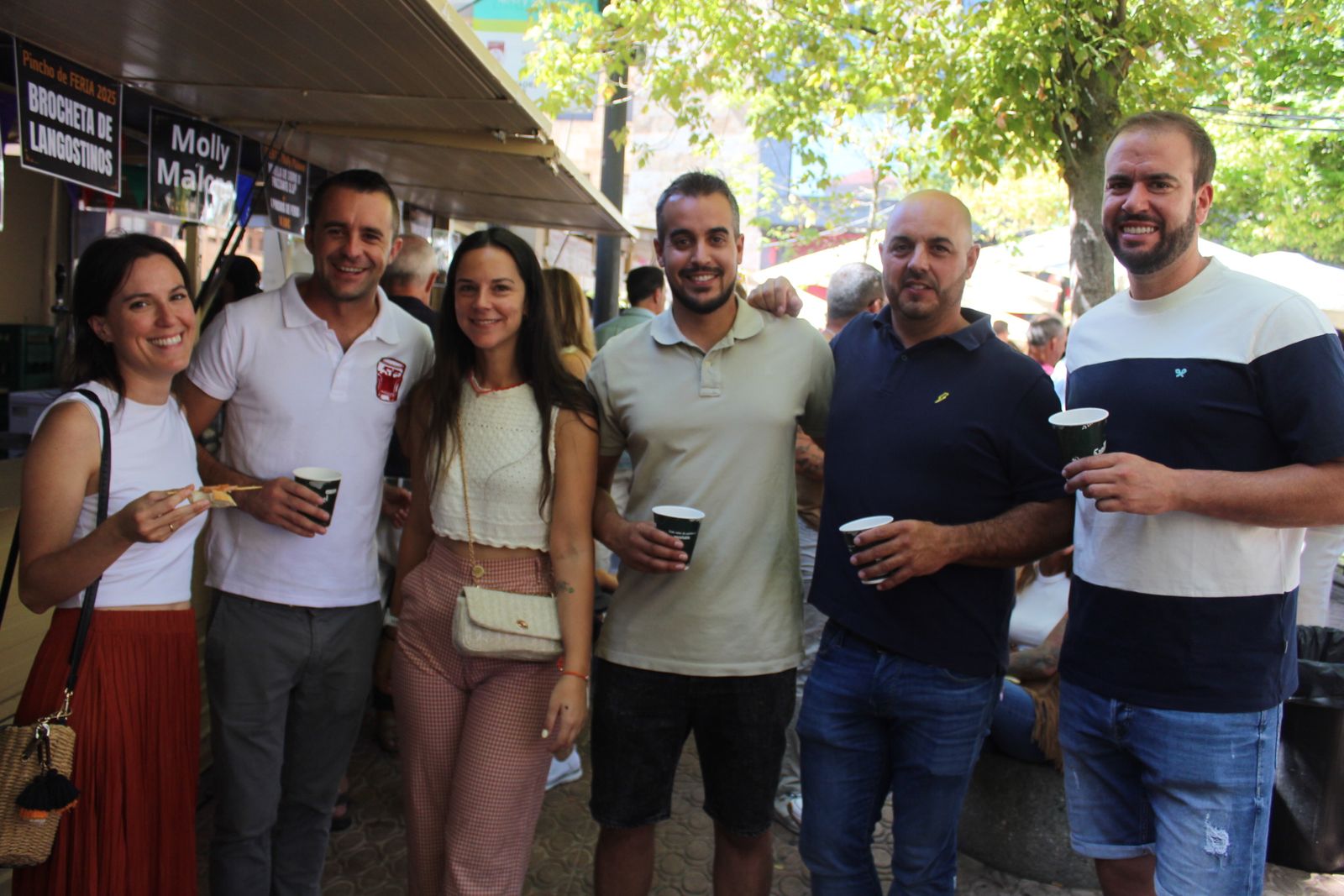 Ambiente en la Feria de Día en el mediodía de este domingo