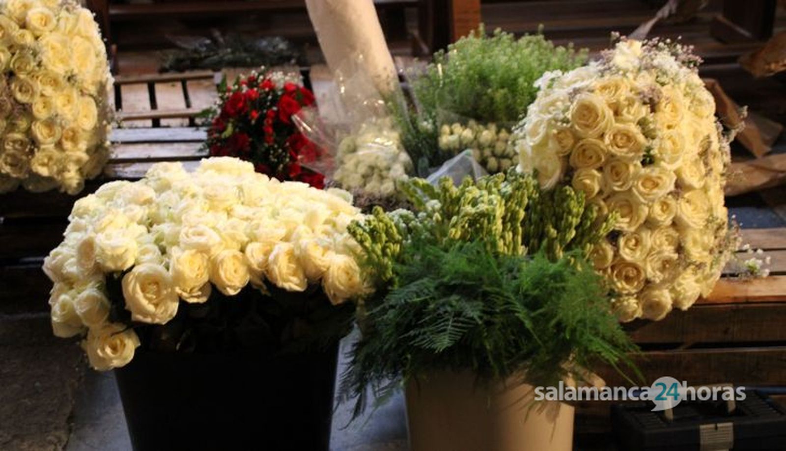 Colocación de flores en el paso de La Esperanza