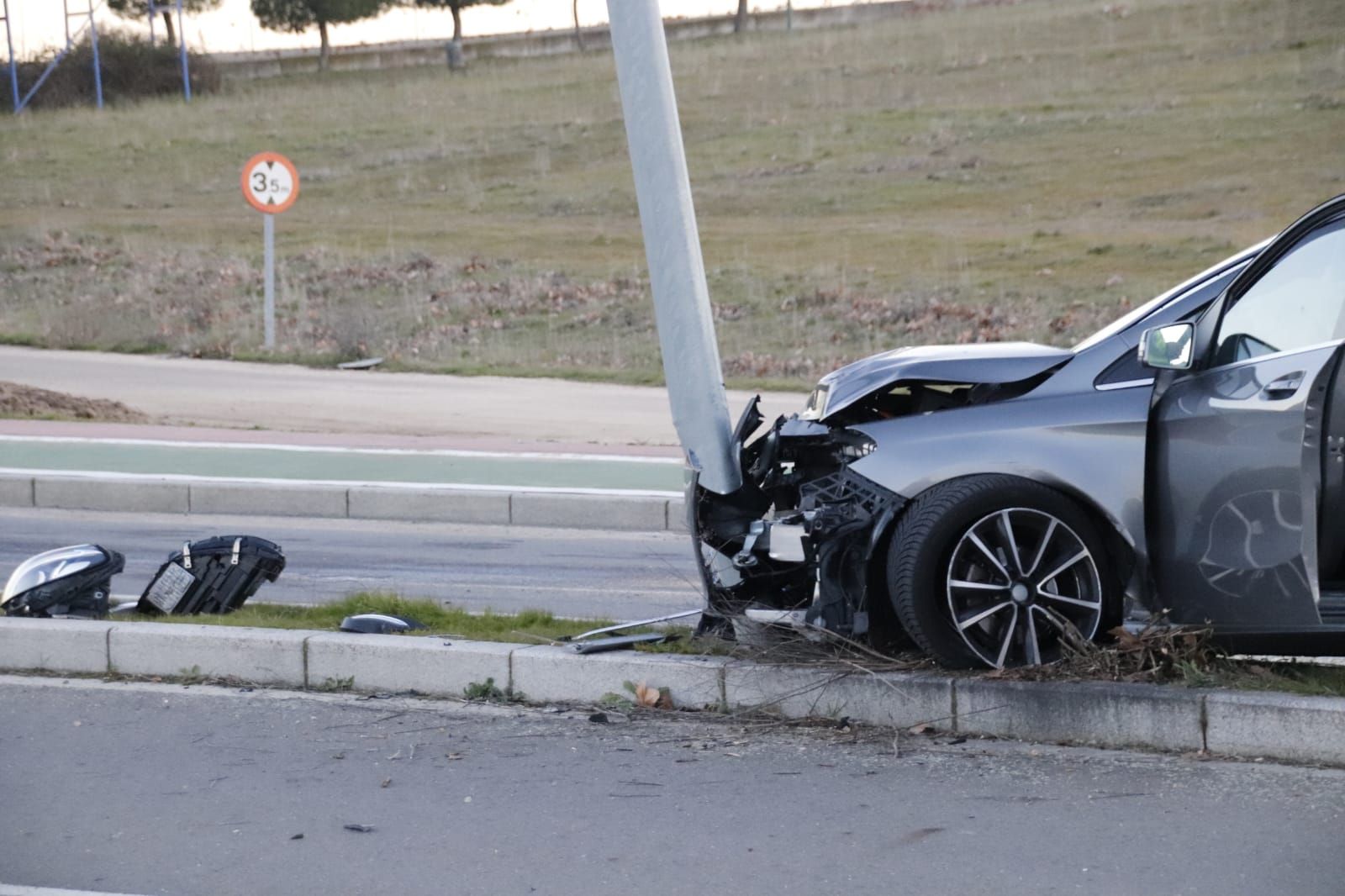 un-coche-se-empotra-contra-una-farola-en-villamayor-3