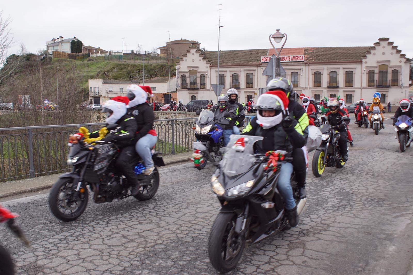 Alba de Tormes se despierta con el ruido de la 'Papanoelada motera' presidida por Papá Noel
