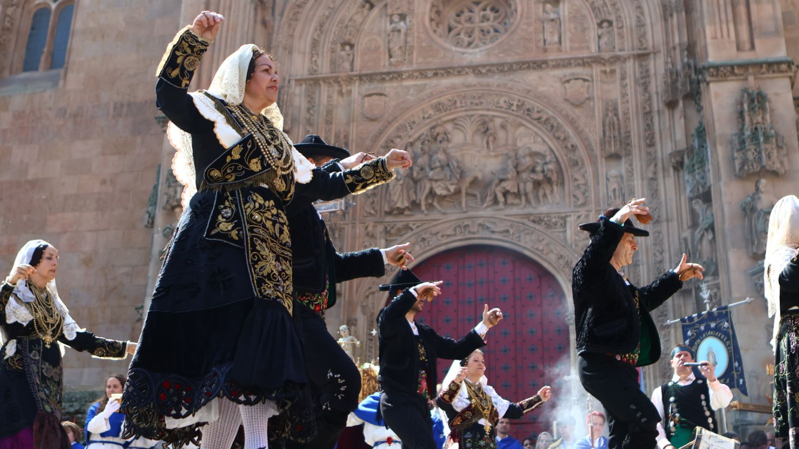Procesión del encuentro de Nuestra Señora de la Alegría y Jesús Resucitado en el Domingo de Resurrección en Salamanca