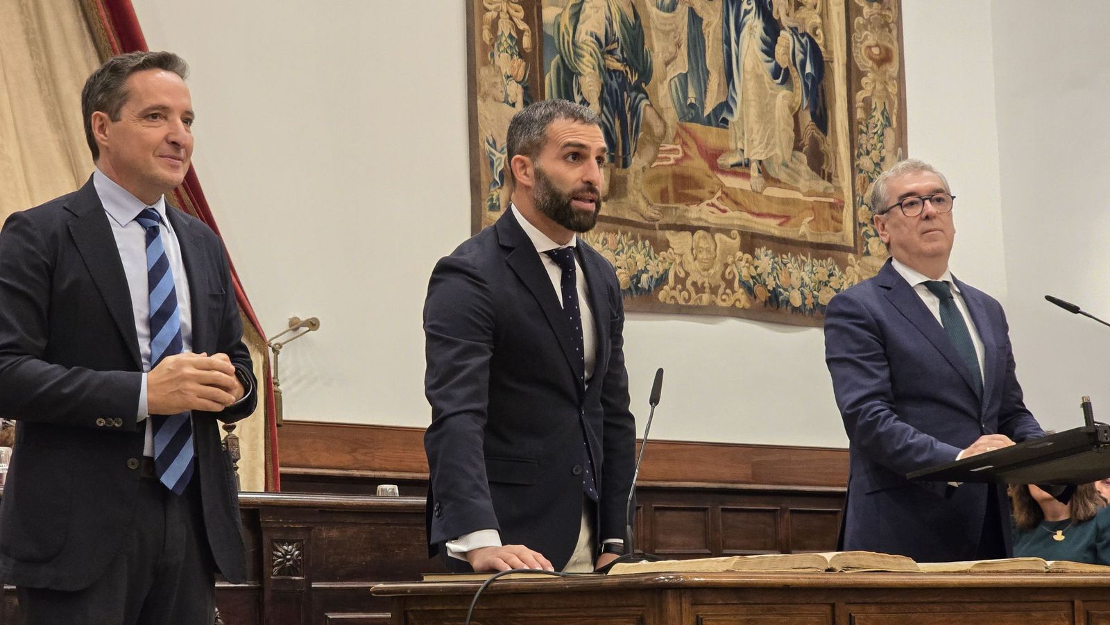 El rector de la Universidad de Salamanca preside el acto de toma de posesión de nuevos cargos académicos y del personal docente e investigador