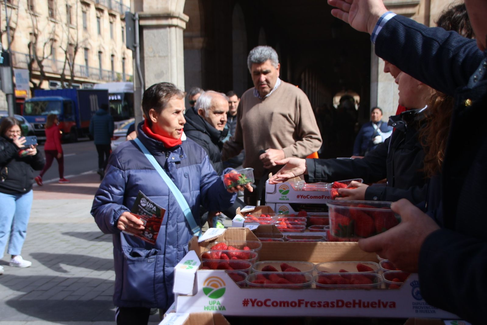 UPA reparte 700 tarrinas de fresas