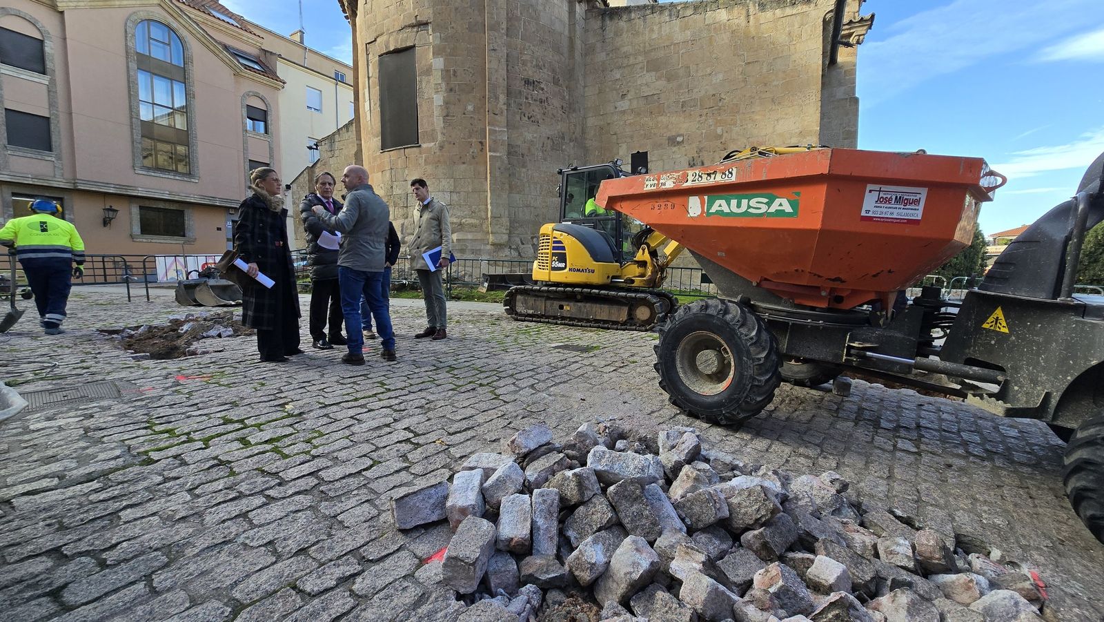 El alcalde de Salamanca, Carlos García Carbayo, visita las obras de renaturalización de plazas del casco histórico de la ciudad