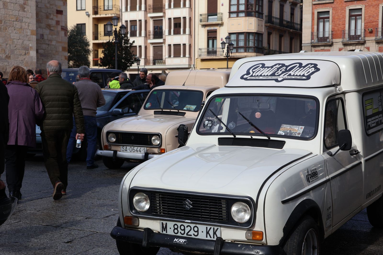 Concentración de coches clásicos en la Plaza Mayor (1)